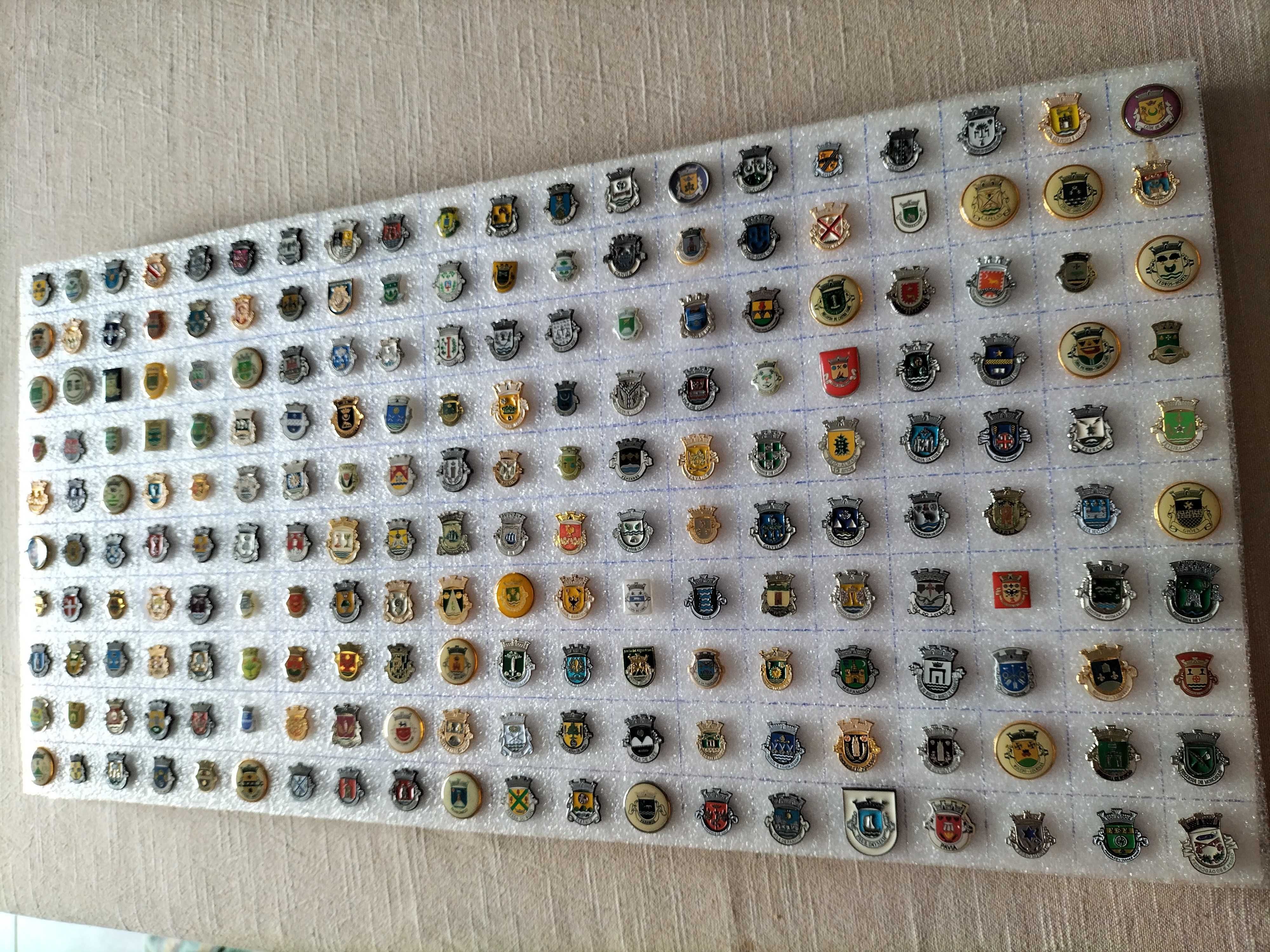 Fabulosa colecção de pins do tema heráldica portuguesa