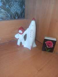Космонавт с ракетой фигурка статуэтка