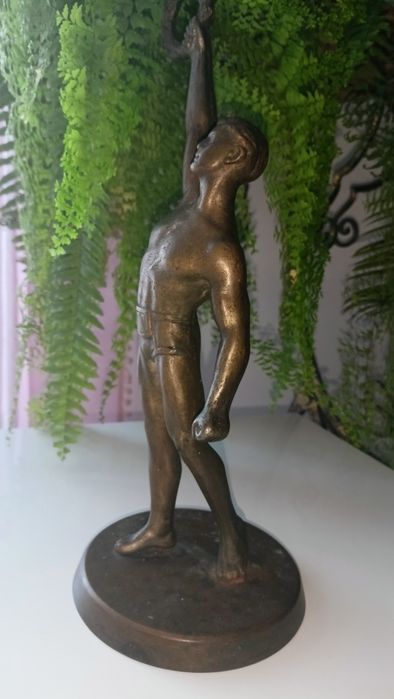 Sportowiec z laurem zwycięstwa z mosiądzu lub brązu - 2,50 kg