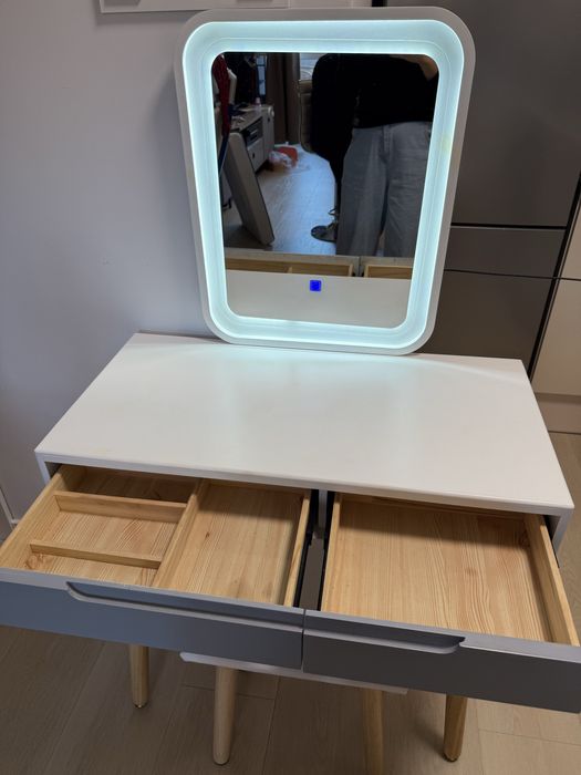 Toaletka z lustrem LED i pufem z Belliani DIEPPE