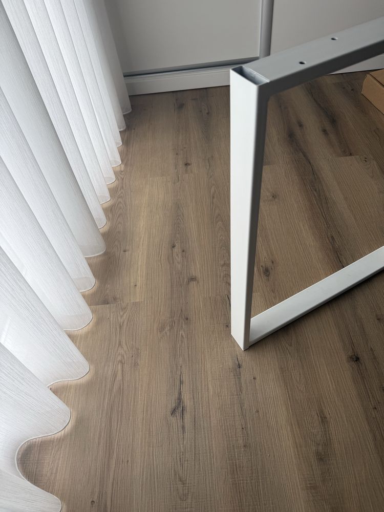Pé para mesa/secretária em metal - branco metalizado