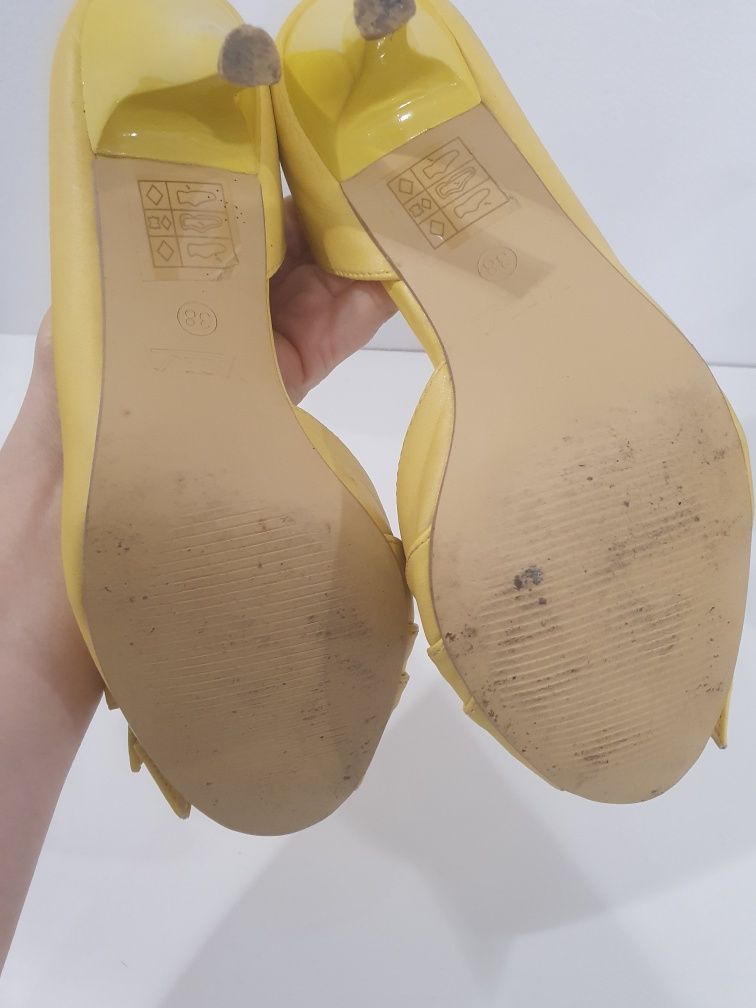 Sandałki żółte Vices rozmiar 38 , skóra