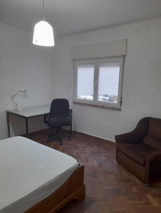 Quarto para estudantes Linha Amarela, Junto ao Metro