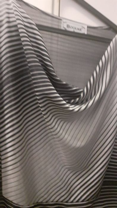 Blusa linda de malha de seda com drapeado em tons de cinza e preto