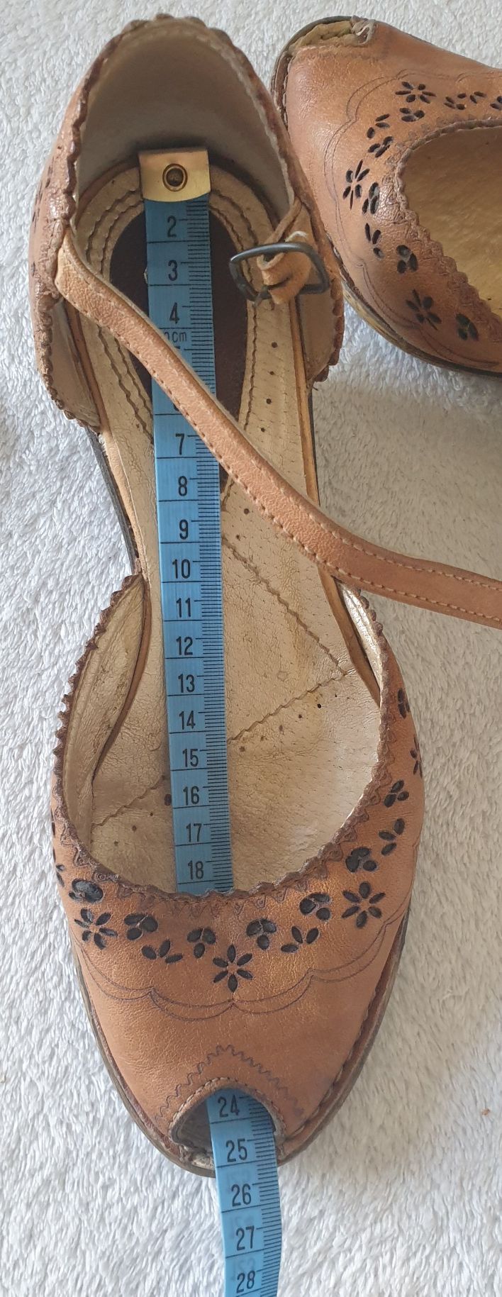 Sandały skórzane na koturnie Carinii r.38
