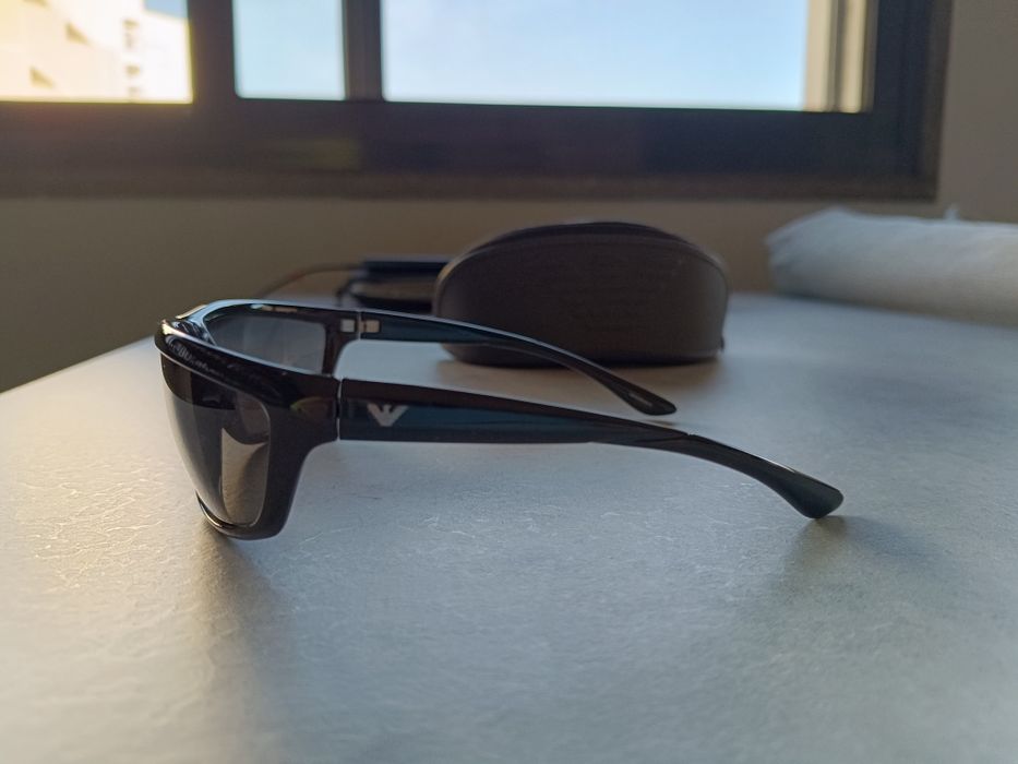 Óculos de sol pretos da Empório Armani