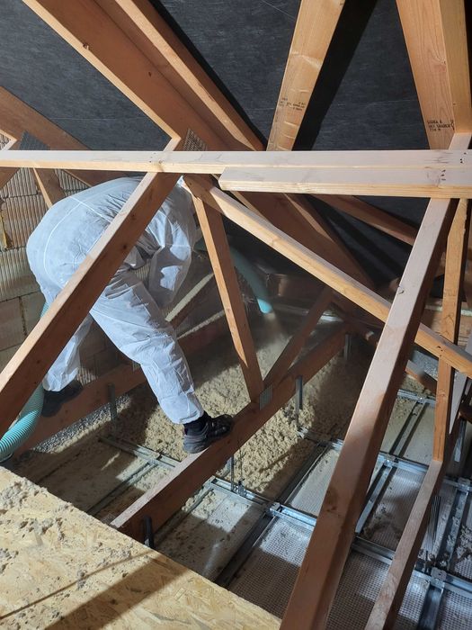 Ocieplenia wełną celulozą stropodachy naprawy wdmuchiwanie izolacje