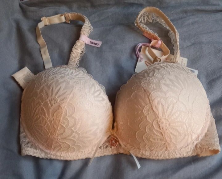 Nowy biustonosz z metkami