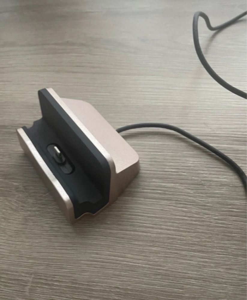 Podstawka ładowarka lightning do iphone metaliczna różowa