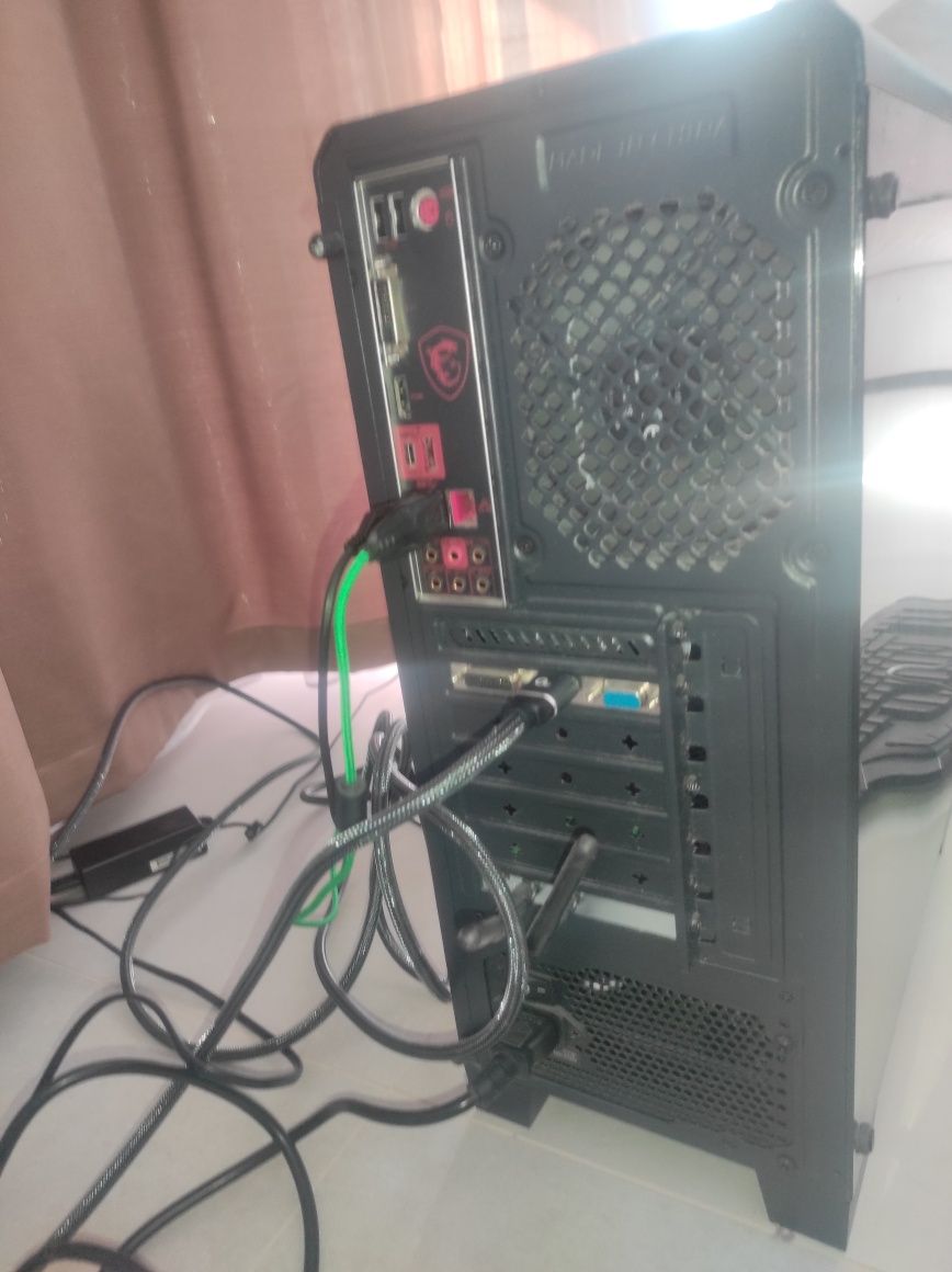 Komputer gamingowy z telewizorem