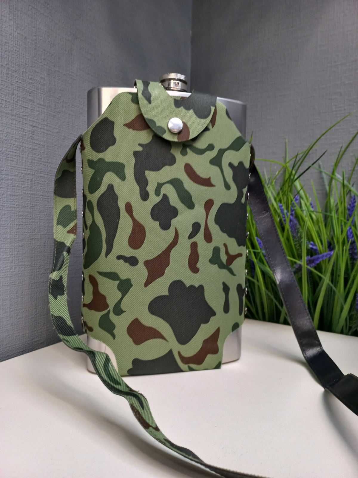 Фляга в чехле Hip Flask  цвета хаки 1.9L