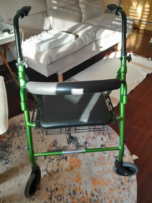 Andarilho com rodas, optimo para exterior, com cesto para compras