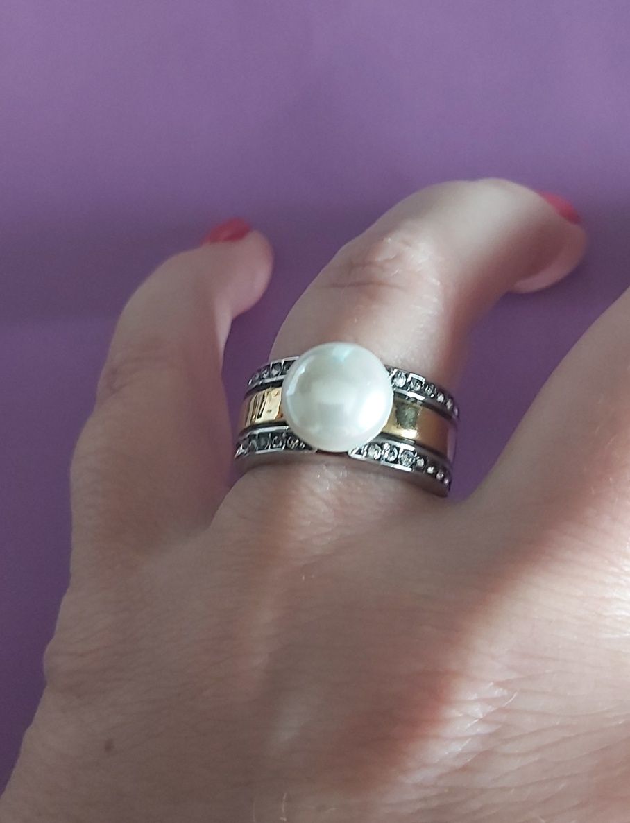 Anel bicolor, em aço, com zirconias e uma pérola. T19