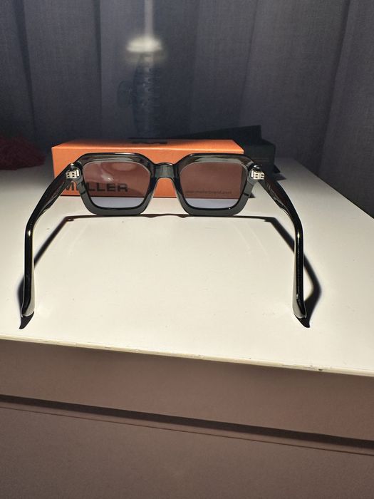 Óculos pretos com lentes azuis