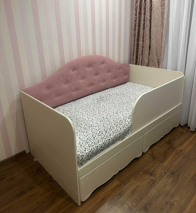 Ліжечко для дівчинки