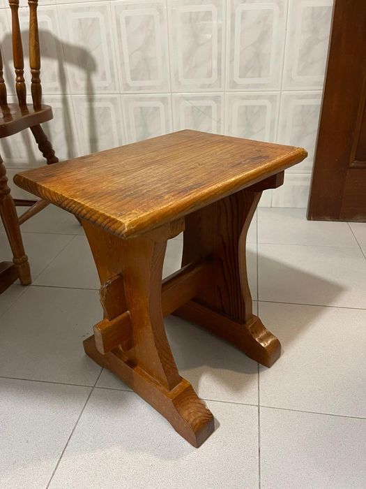 Mesa de cozinha em madeira maciça