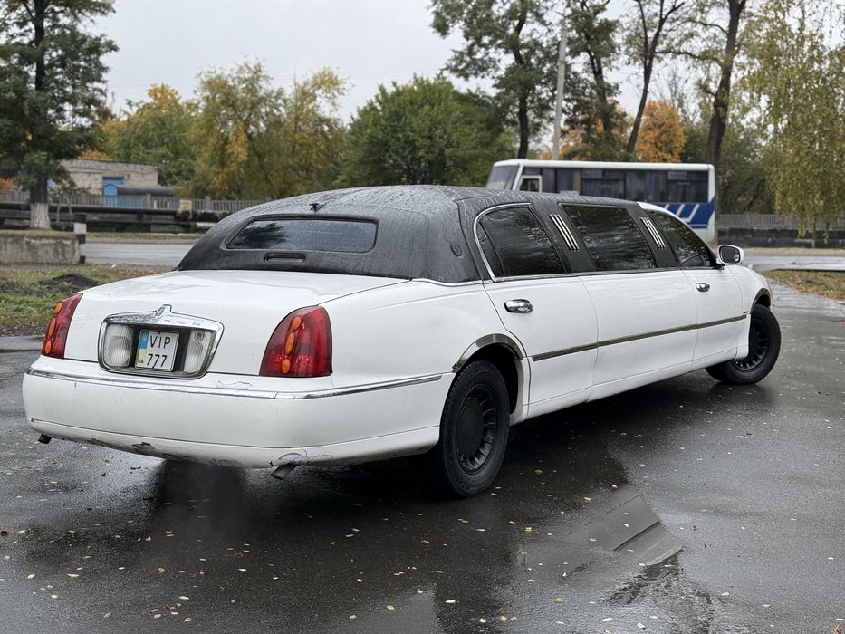 Lincoln Town car на полном ходу