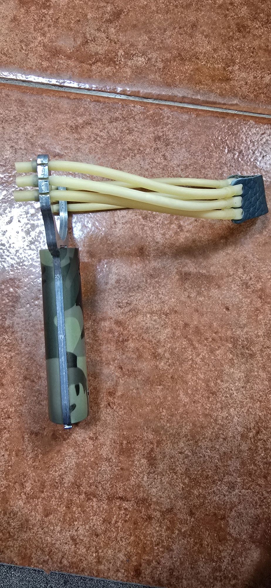 Fisga com camuflagem tipo militar/tropa/caça