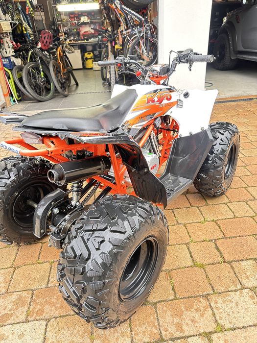Quad Kayo 110 z kompletem gąsienic na zime i komplet ubrań dla dziecka