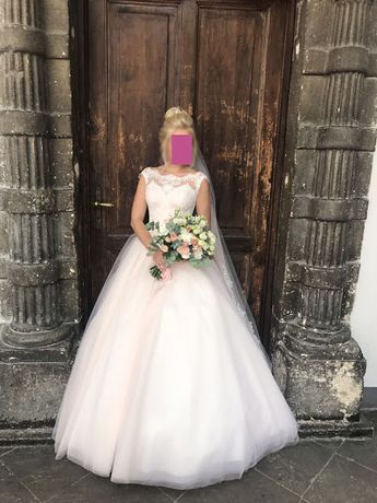 Весільна сукня ніжнобіла