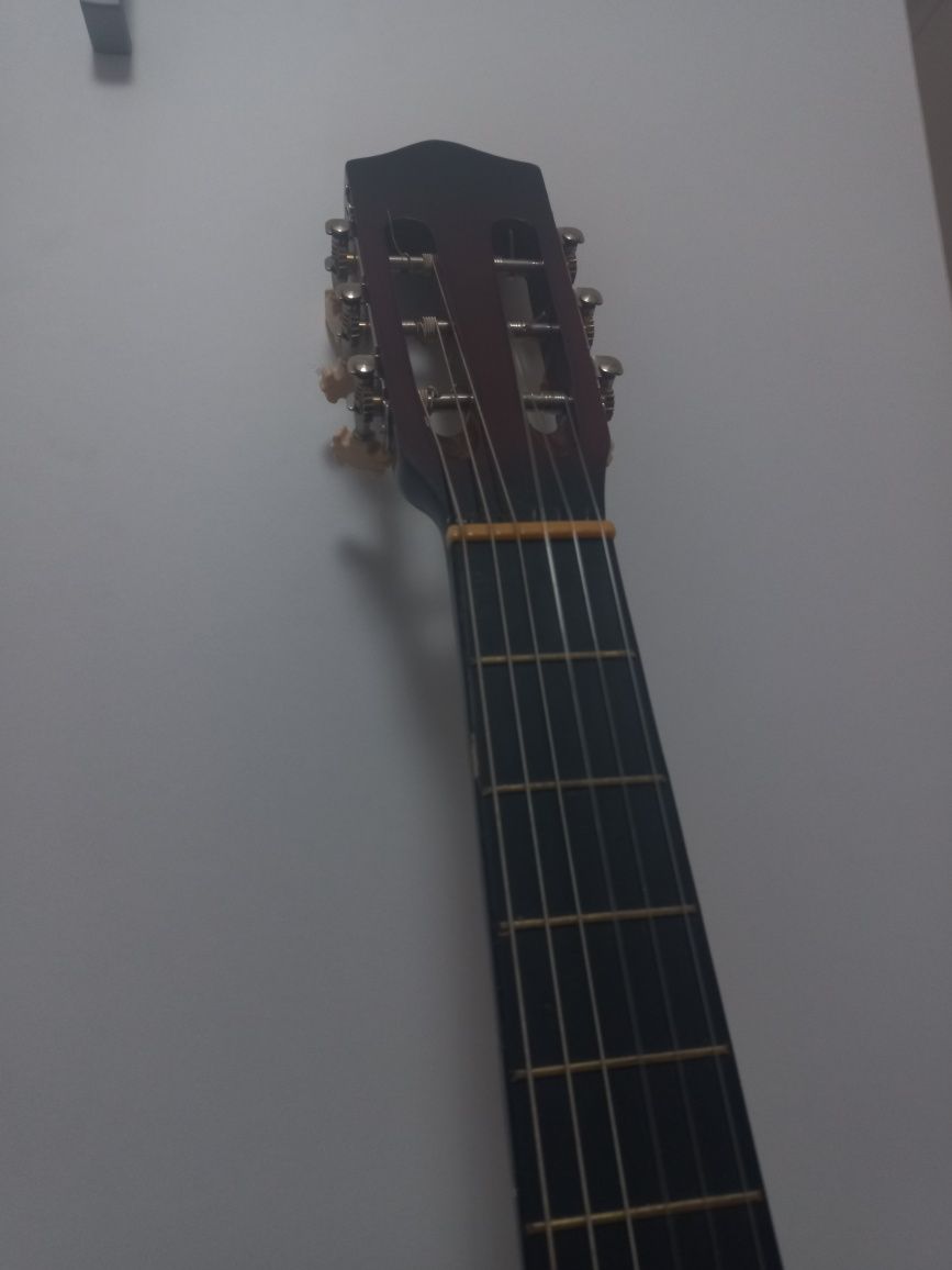 Guitarra com cordas novas