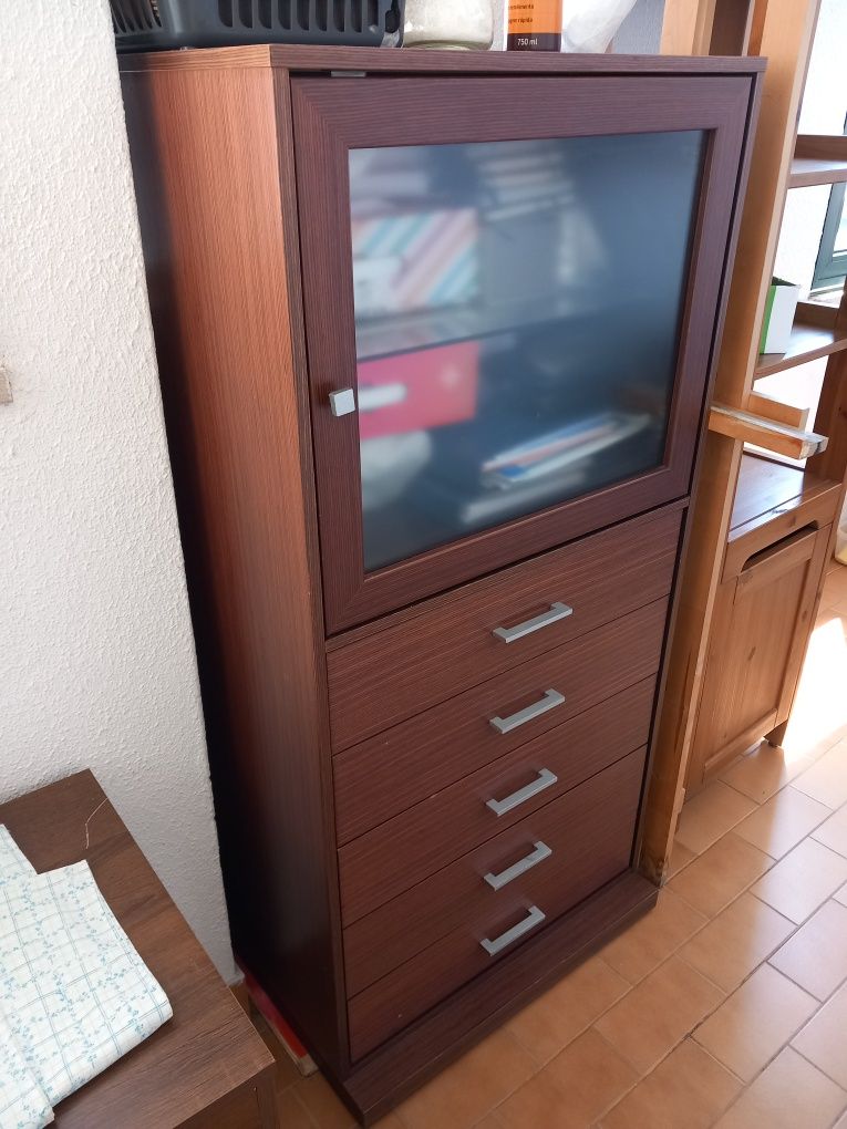 Móvel robusto em bom estado com vitrine e gavetas