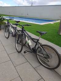 Duas bicicletas  iguais