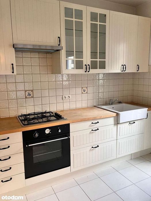 Urocza kawalerka z balkonem i garażem przy SKM