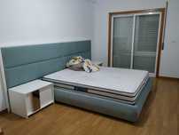 Cama de casal com mesas de cabeceira