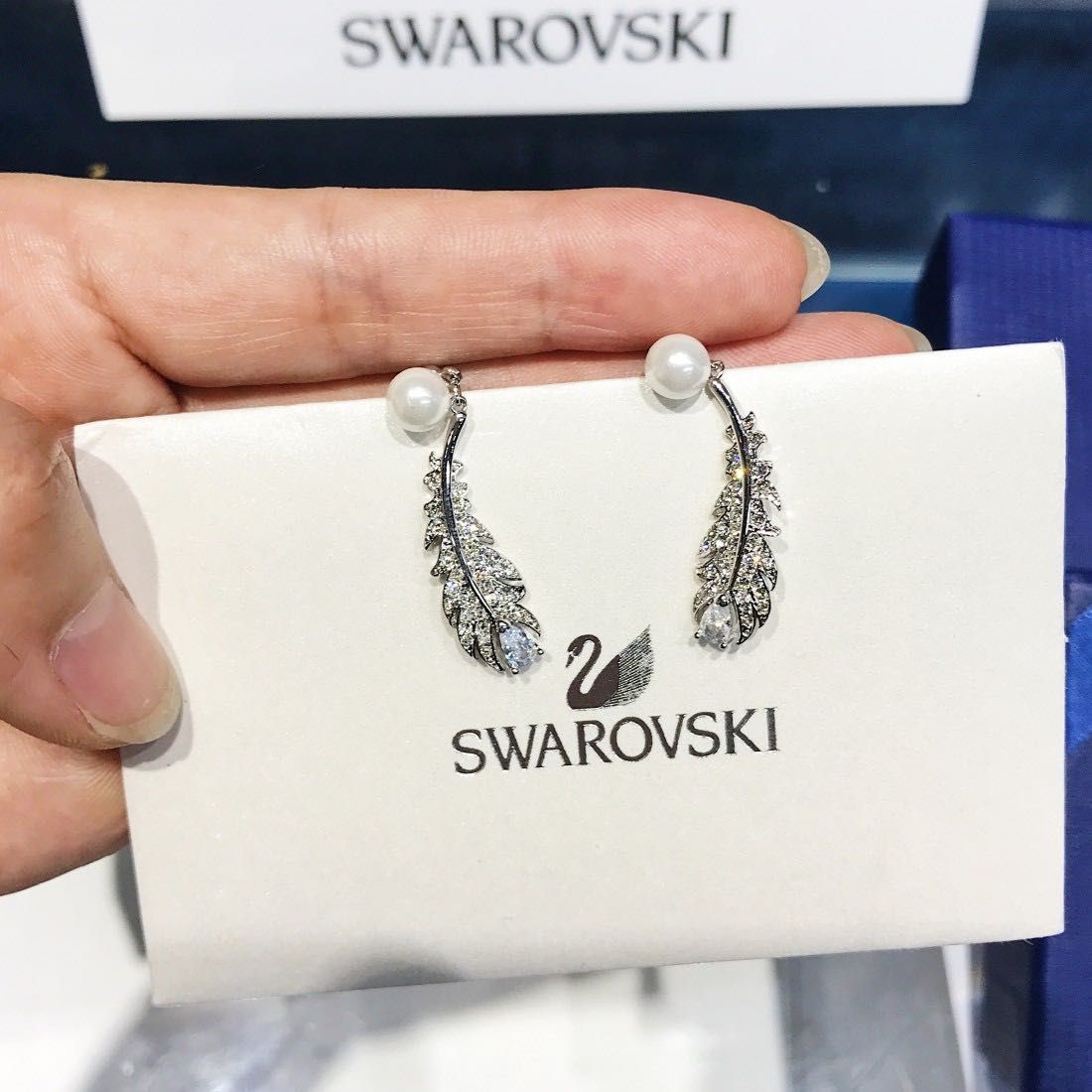 Прикраси SWAROVSKI (cережки та підвіска).