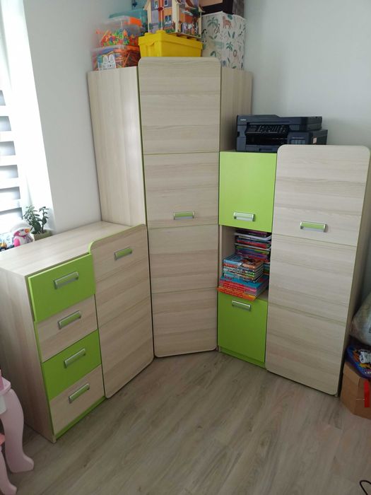 Sprzedam komplet mebli do pokoju dziecięcego.