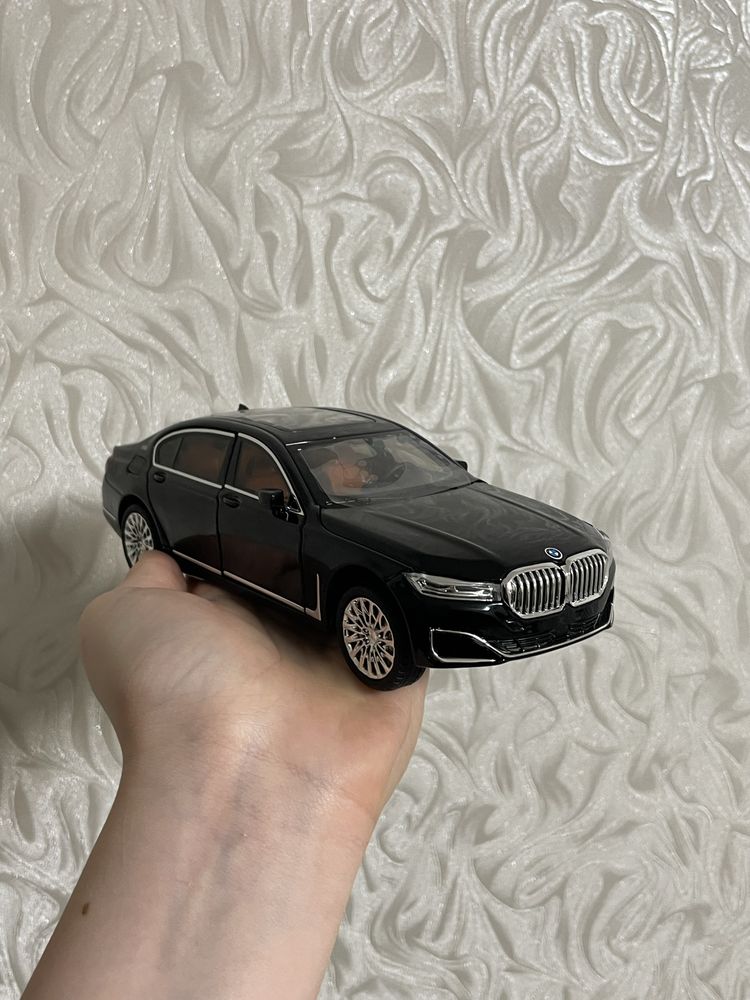 Масштабна молель 1/18 bmw series 7