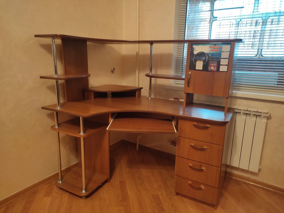 Комп'ютерний стіл