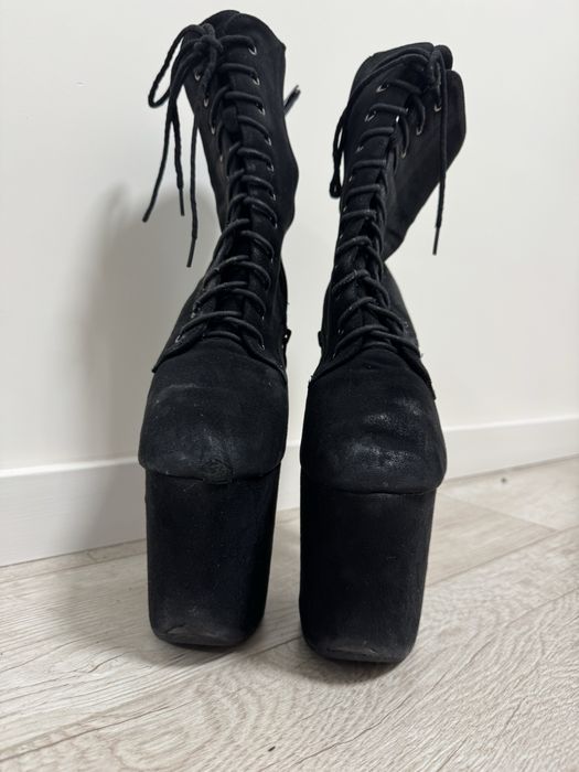 Продаю СТРИПЫ тройка 40-41 размер стелька 26,5 замшевые