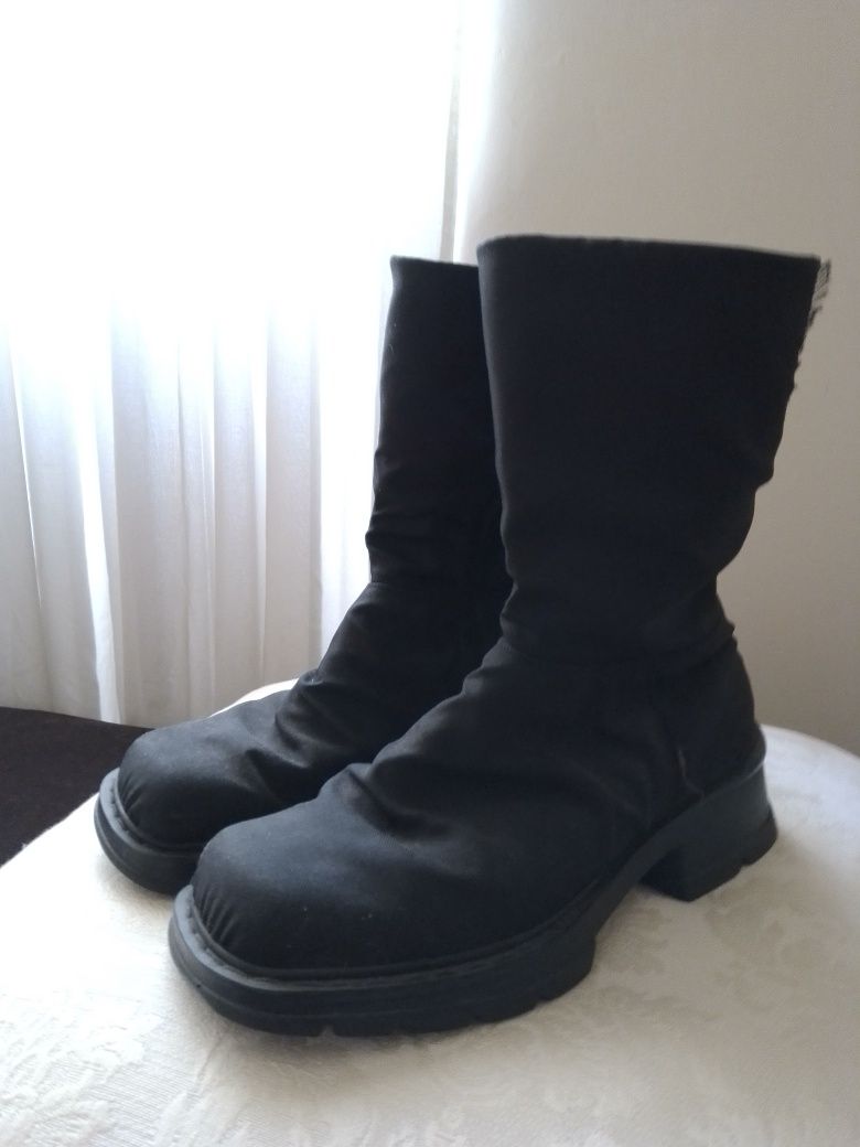 Botas em pele e tecido