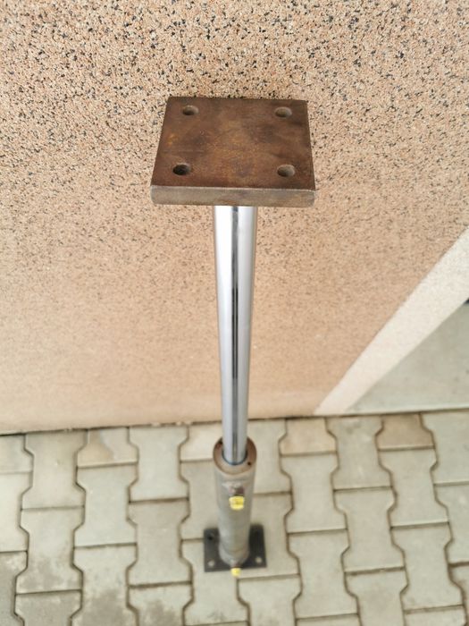 Siłownik hydrauliczny dwustronnego działania do prasy łuparki podpory