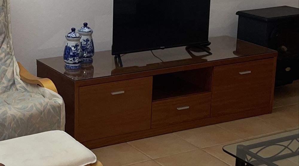 Móvel de TV em madeira maciça para sala de estar