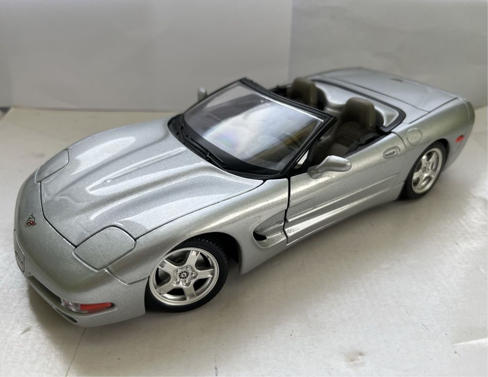 Model samochodu w skali 1:18 Chevrolet Corvette C5 Bburago Burago