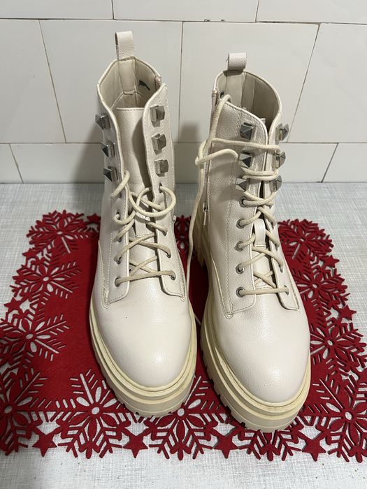 Продаю черевики на замочку бежевого кольору.Стан ідеальний  носились в