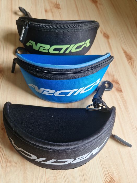 Pokrowce etui na okulary Arctica nowe z przywieszka