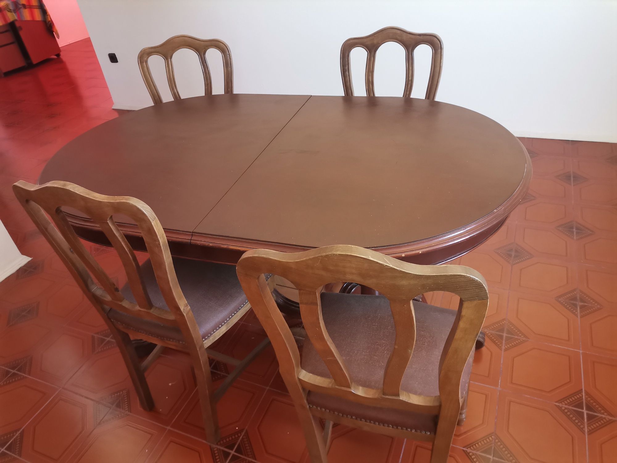 Mesa de jantar em madeira