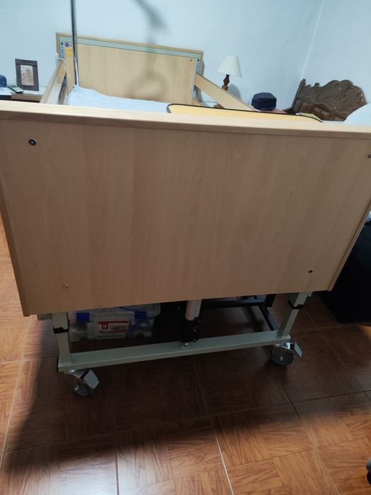 Cama articulada em madeira