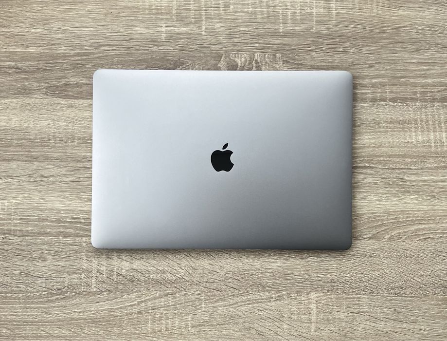 MacBook Pro 2018 (2019) 15 | i7 2.2ghz | 16 gb ram | 256 ssd