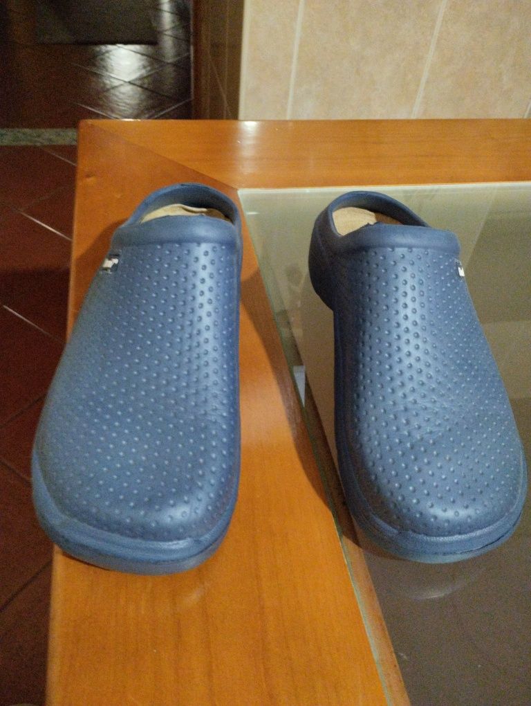 Crocas azuis novas