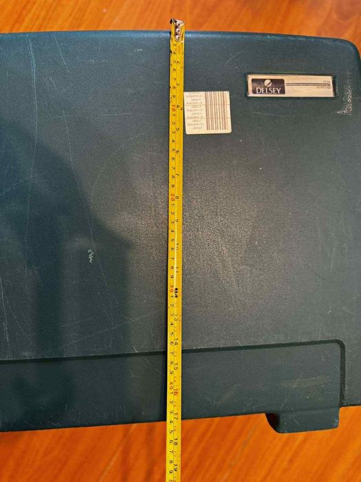 Продам пластиковые чемоданы.