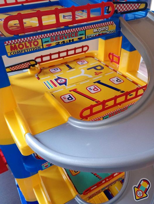 Vendo garagem infantil em bom estado