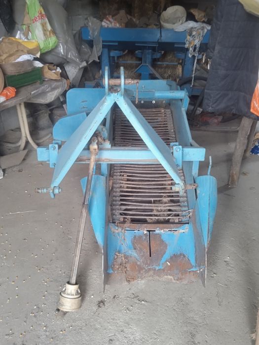 Conjunto de máquinas de tirar e meter batatas