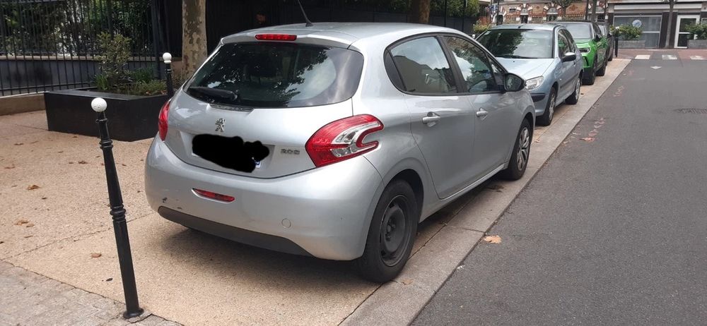 Peugeot 208 cinzento