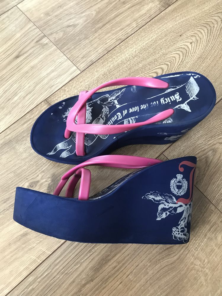 Шлепки на танкетке Juicy Couture