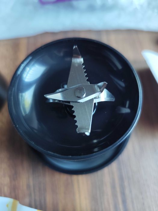 Blender przenośny do smoothie i koktajli w kształcie kubka 300 W